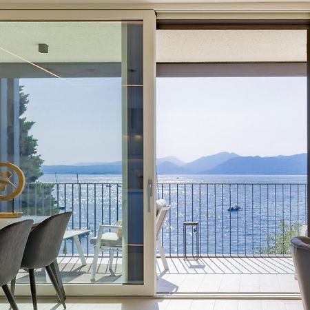 Salvatorehomes - Luxurious Dreamview Waterfront Apartment In Torri Del Benaco With Pool - Casa Azura - A 5 Star Luxury Collection At Lake Garda Екстериор снимка