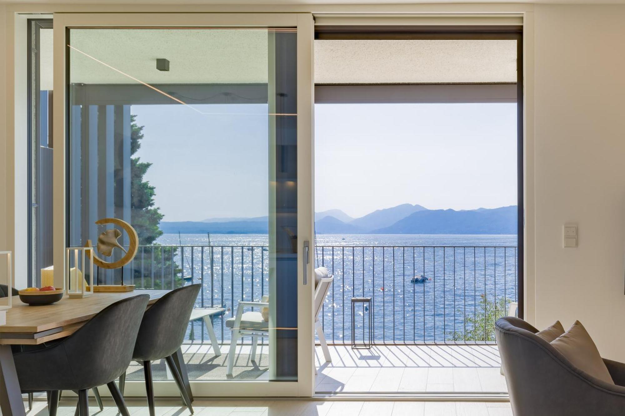 Salvatorehomes - Luxurious Dreamview Waterfront Apartment In Torri Del Benaco With Pool - Casa Azura - A 5 Star Luxury Collection At Lake Garda Екстериор снимка