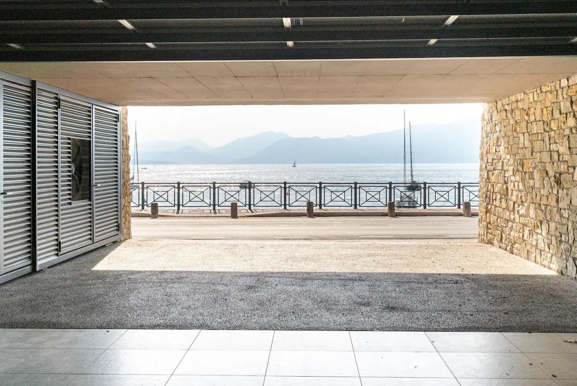 Salvatorehomes - Luxurious Dreamview Waterfront Apartment In Torri Del Benaco With Pool - Casa Azura - A 5 Star Luxury Collection At Lake Garda Екстериор снимка