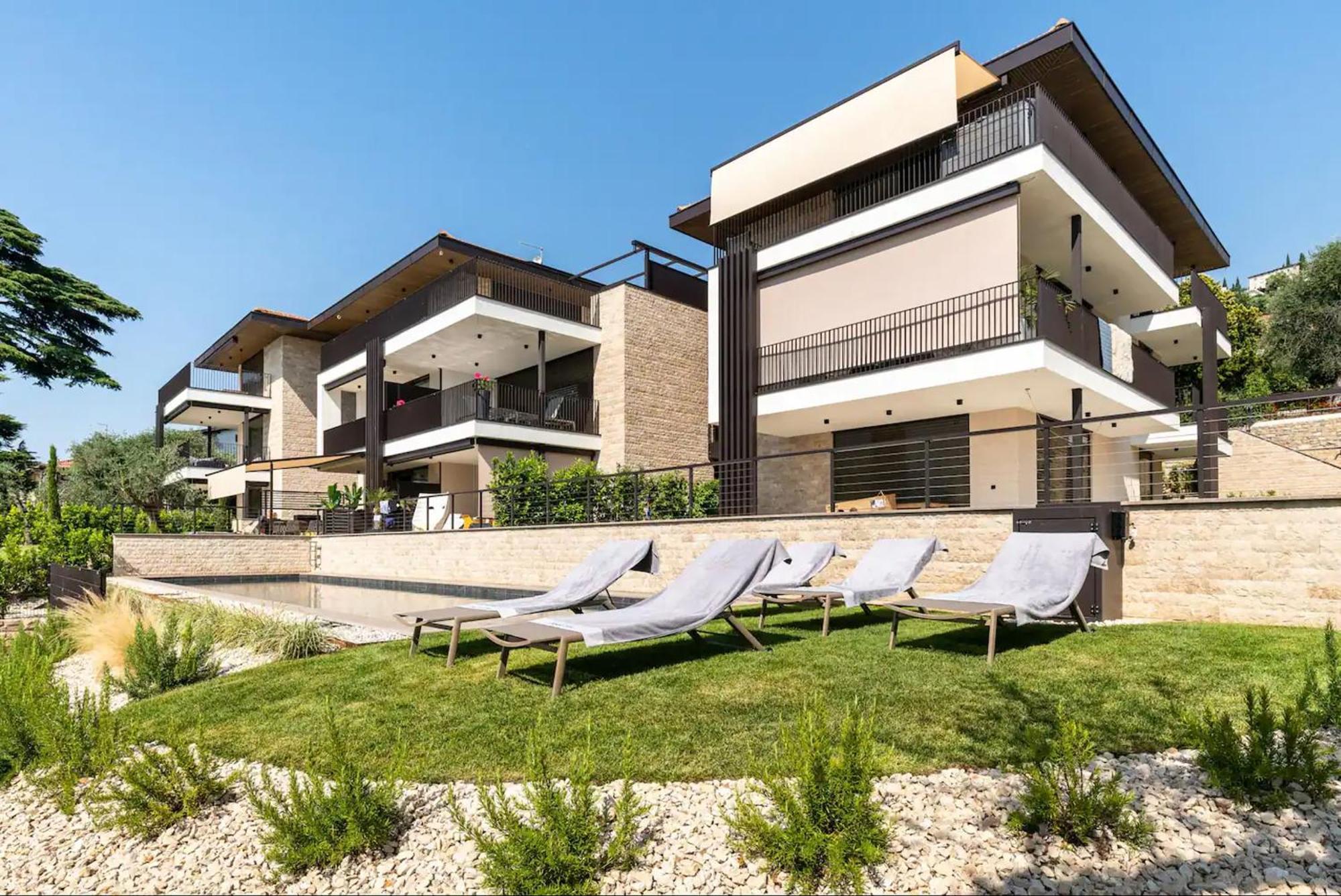 Salvatorehomes - Luxurious Dreamview Waterfront Apartment In Torri Del Benaco With Pool - Casa Azura - A 5 Star Luxury Collection At Lake Garda Екстериор снимка