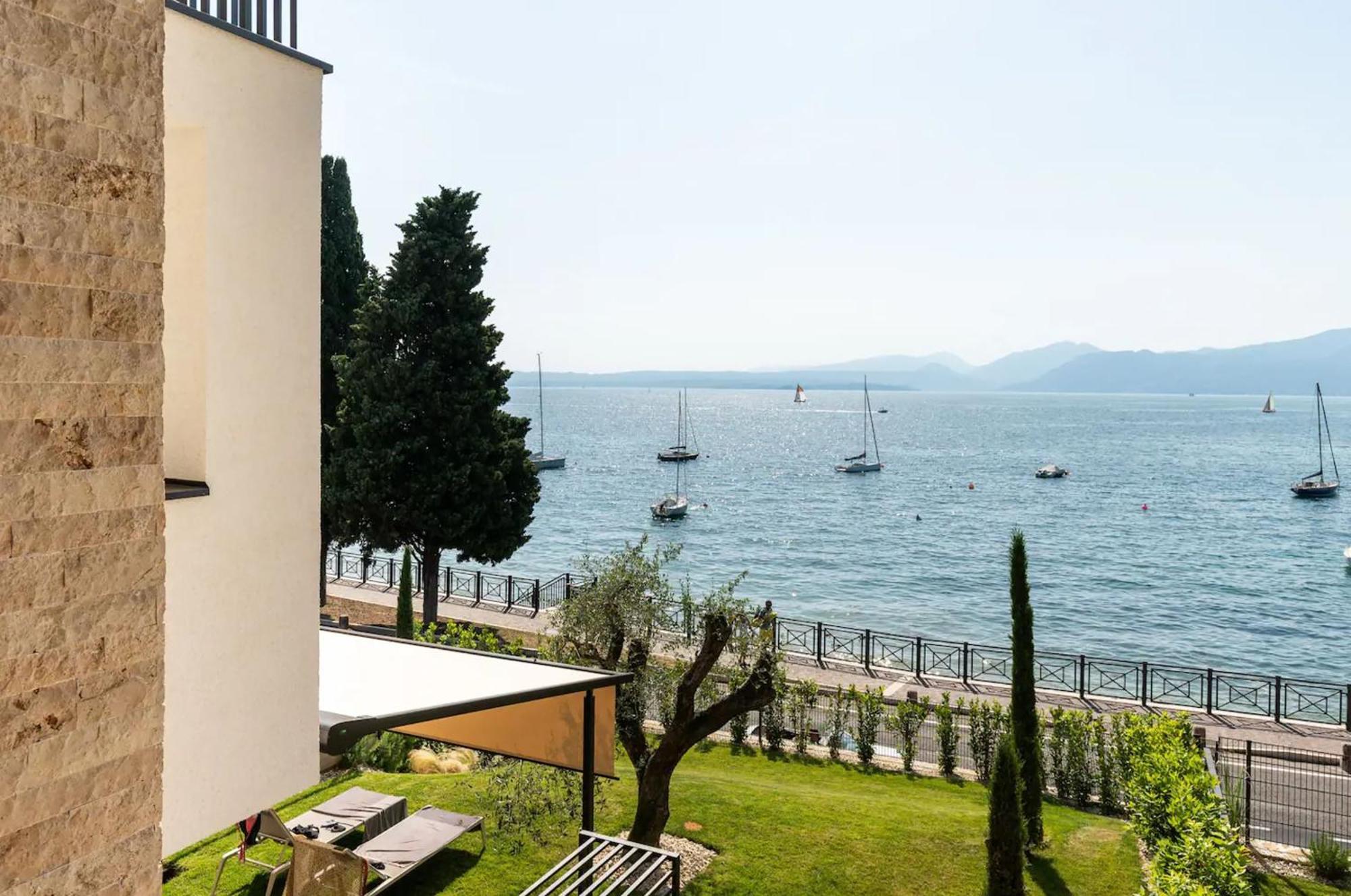 Salvatorehomes - Luxurious Dreamview Waterfront Apartment In Torri Del Benaco With Pool - Casa Azura - A 5 Star Luxury Collection At Lake Garda Екстериор снимка