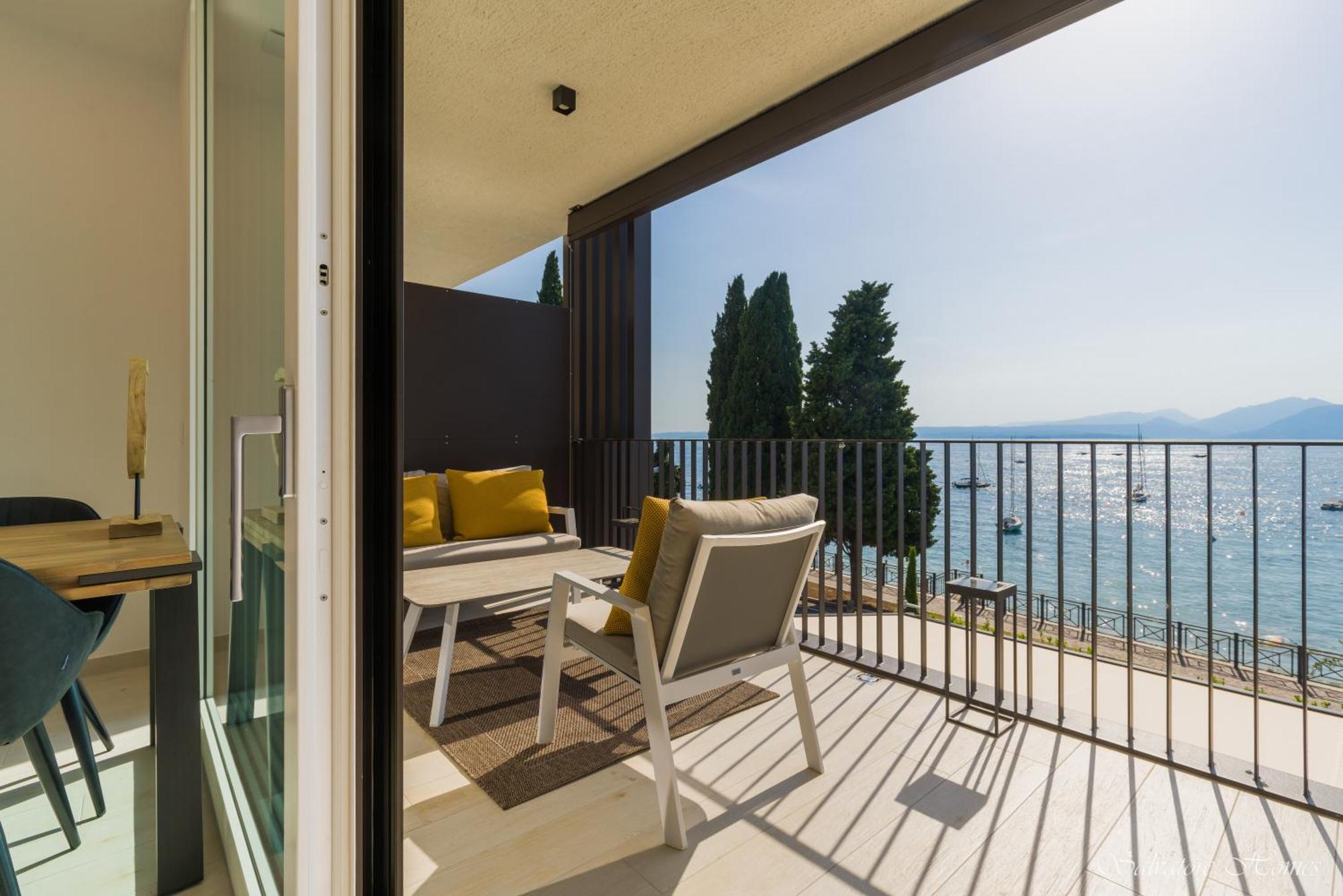 Salvatorehomes - Luxurious Dreamview Waterfront Apartment In Torri Del Benaco With Pool - Casa Azura - A 5 Star Luxury Collection At Lake Garda Екстериор снимка