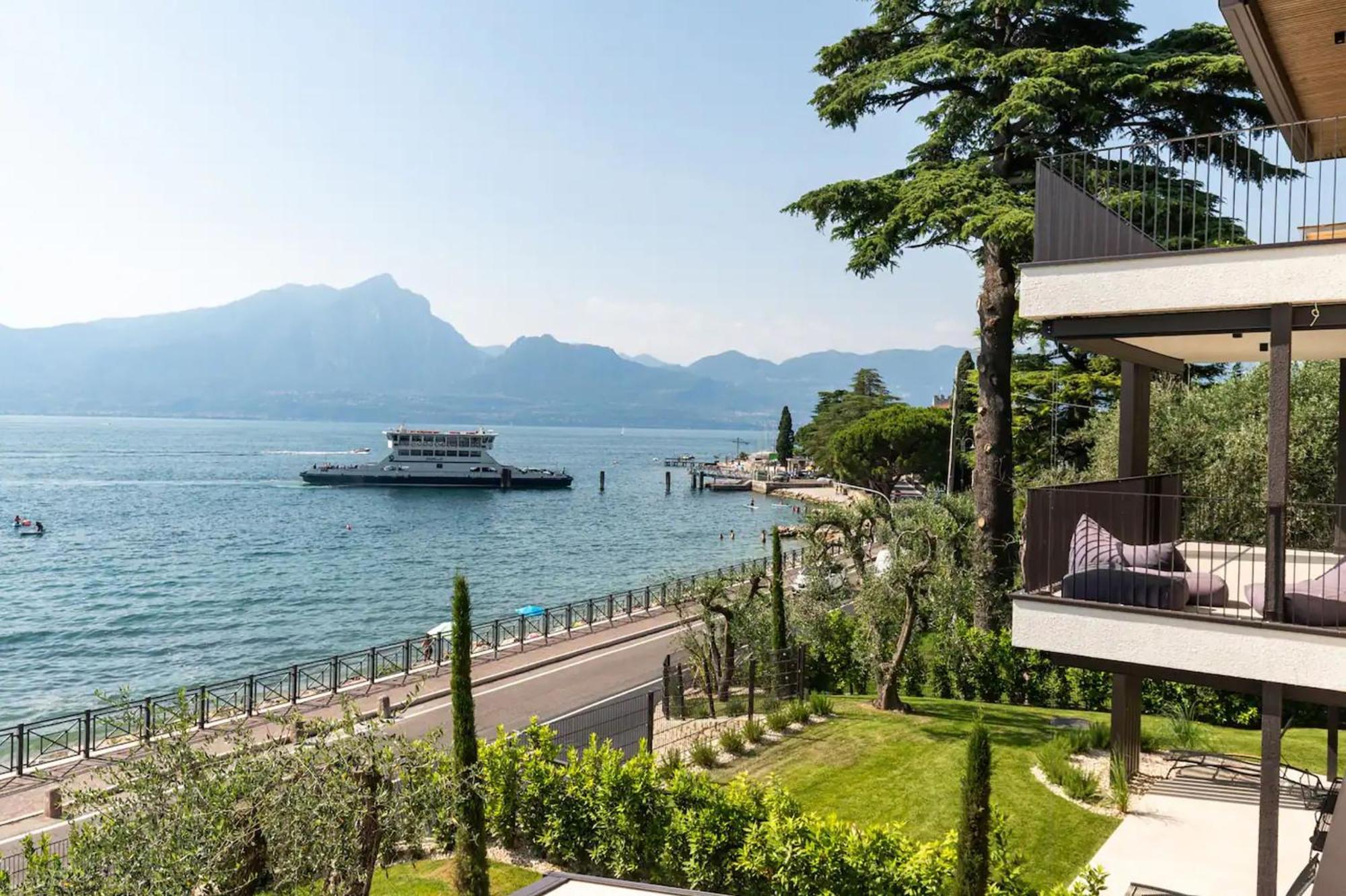 Salvatorehomes - Luxurious Dreamview Waterfront Apartment In Torri Del Benaco With Pool - Casa Azura - A 5 Star Luxury Collection At Lake Garda Екстериор снимка