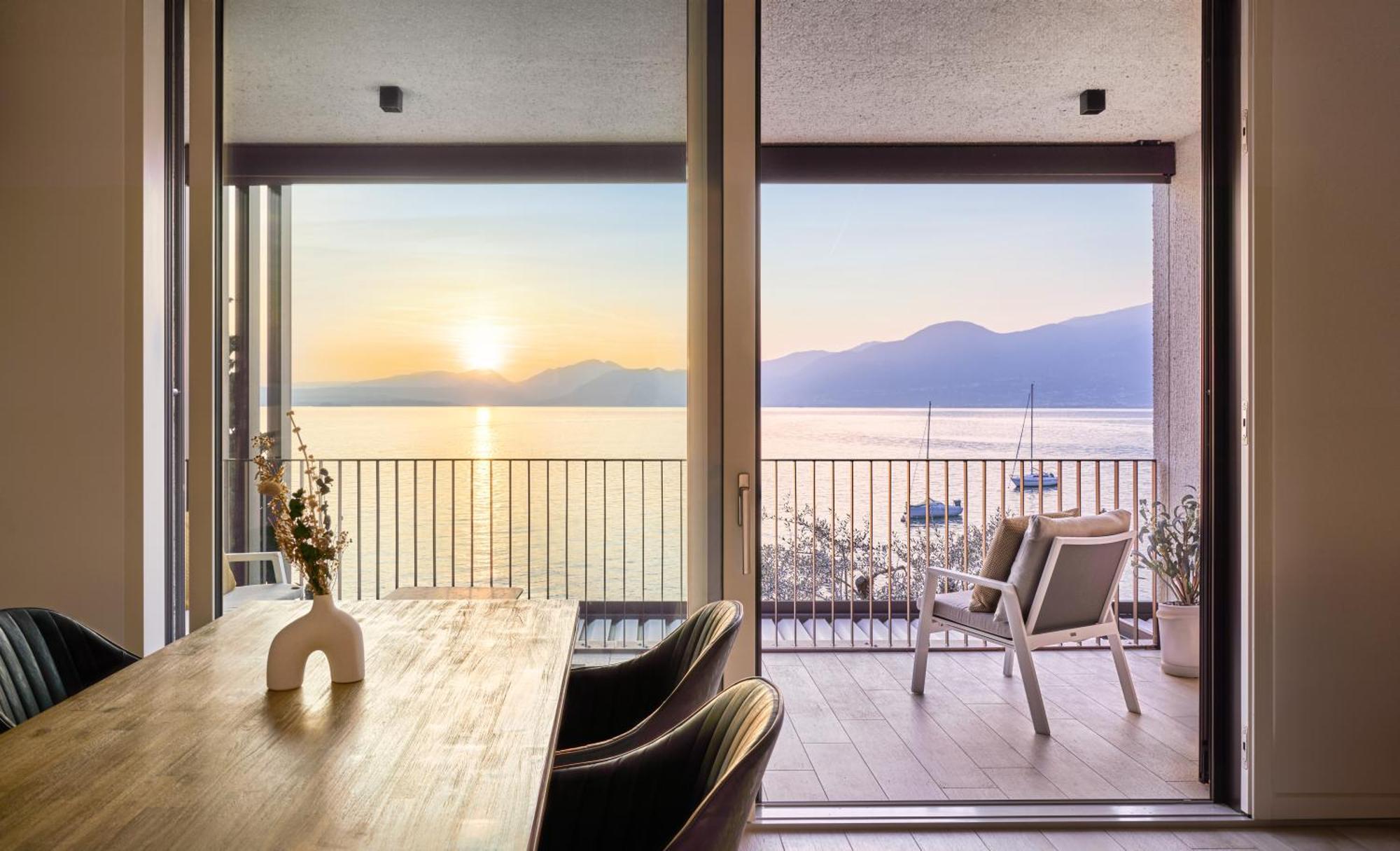 Salvatorehomes - Luxurious Dreamview Waterfront Apartment In Torri Del Benaco With Pool - Casa Azura - A 5 Star Luxury Collection At Lake Garda Екстериор снимка