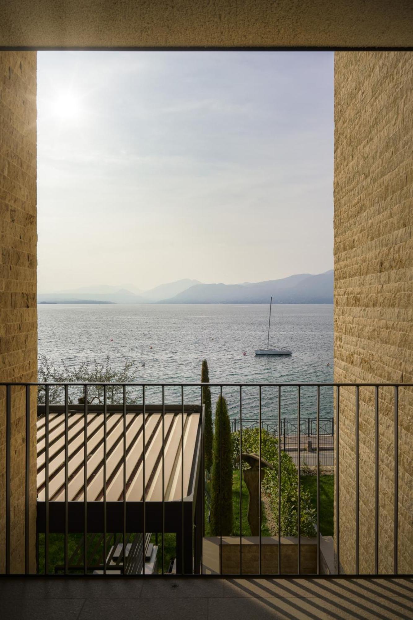 Salvatorehomes - Luxurious Dreamview Waterfront Apartment In Torri Del Benaco With Pool - Casa Azura - A 5 Star Luxury Collection At Lake Garda Екстериор снимка