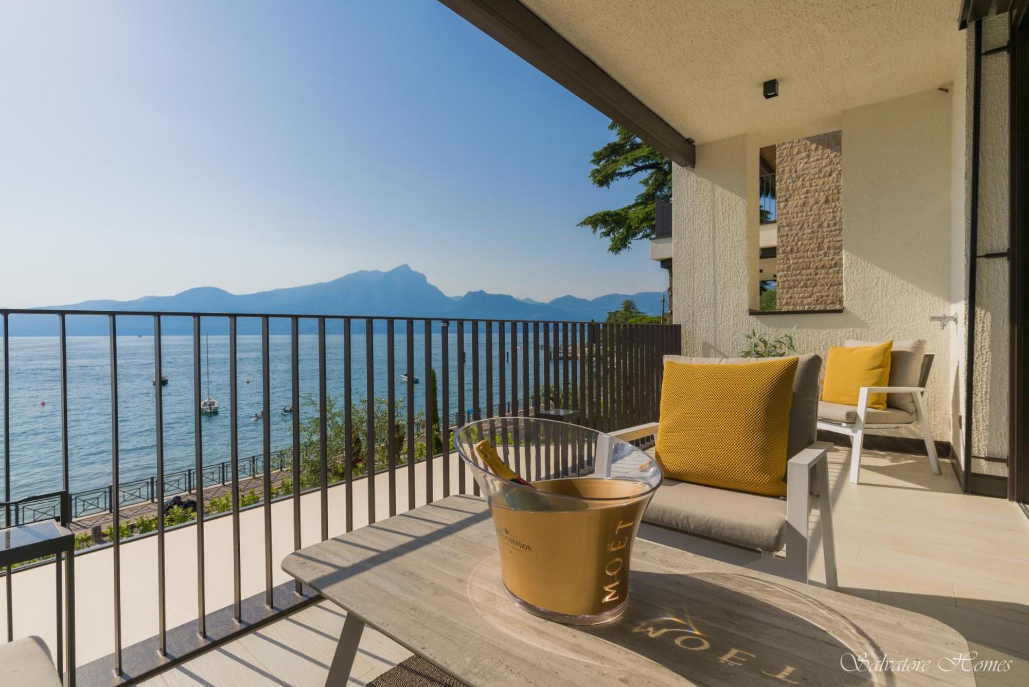 Salvatorehomes - Luxurious Dreamview Waterfront Apartment In Torri Del Benaco With Pool - Casa Azura - A 5 Star Luxury Collection At Lake Garda Екстериор снимка