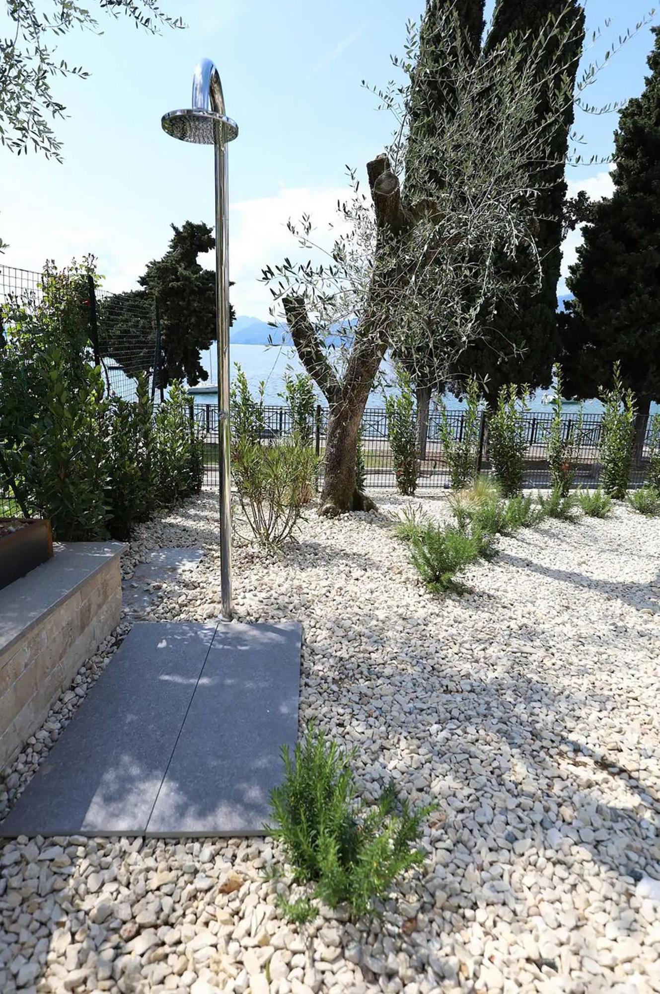 Salvatorehomes - Luxurious Dreamview Waterfront Apartment In Torri Del Benaco With Pool - Casa Azura - A 5 Star Luxury Collection At Lake Garda Екстериор снимка