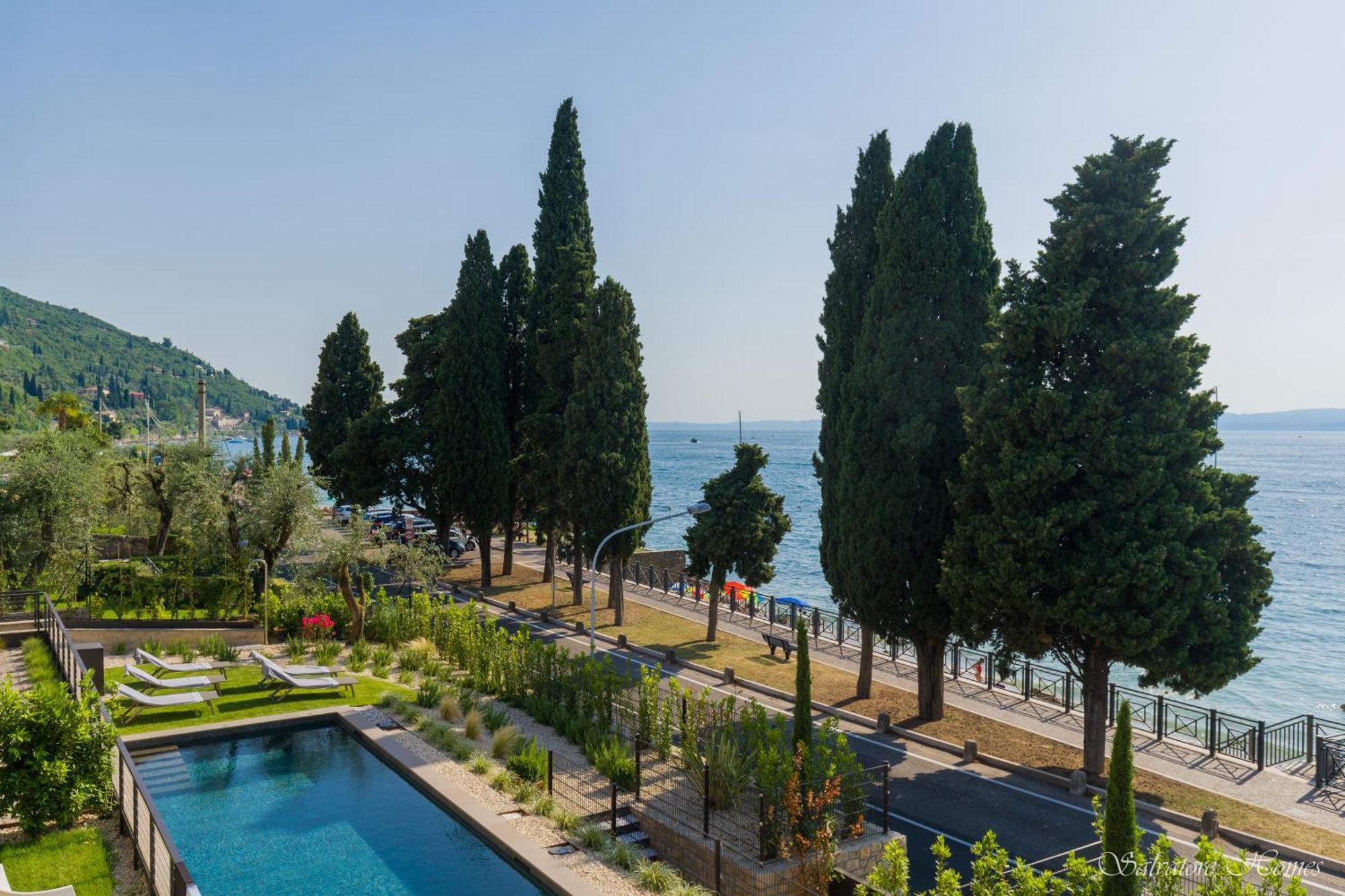 Salvatorehomes - Luxurious Dreamview Waterfront Apartment In Torri Del Benaco With Pool - Casa Azura - A 5 Star Luxury Collection At Lake Garda Екстериор снимка
