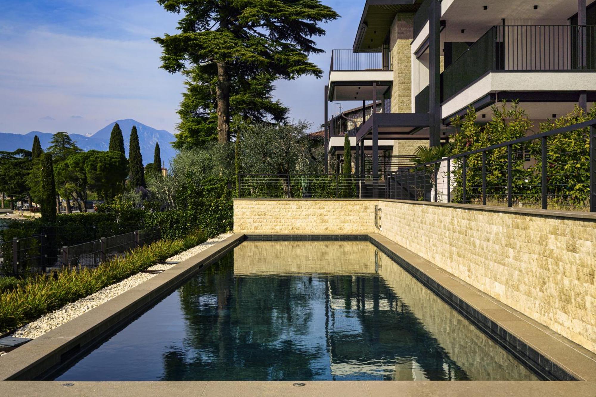Salvatorehomes - Luxurious Dreamview Waterfront Apartment In Torri Del Benaco With Pool - Casa Azura - A 5 Star Luxury Collection At Lake Garda Екстериор снимка