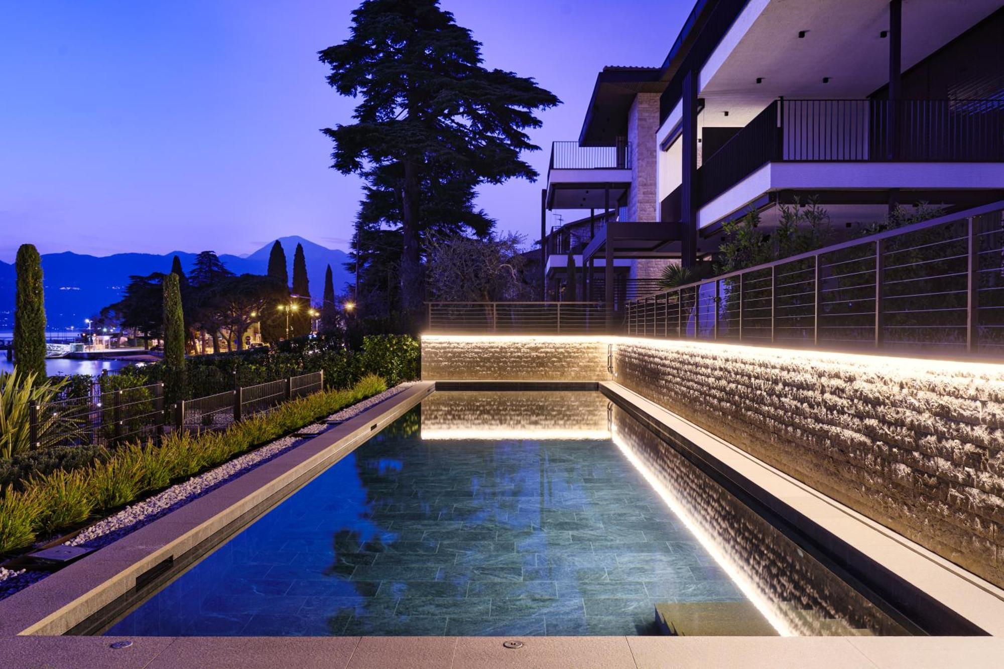 Salvatorehomes - Luxurious Dreamview Waterfront Apartment In Torri Del Benaco With Pool - Casa Azura - A 5 Star Luxury Collection At Lake Garda Екстериор снимка