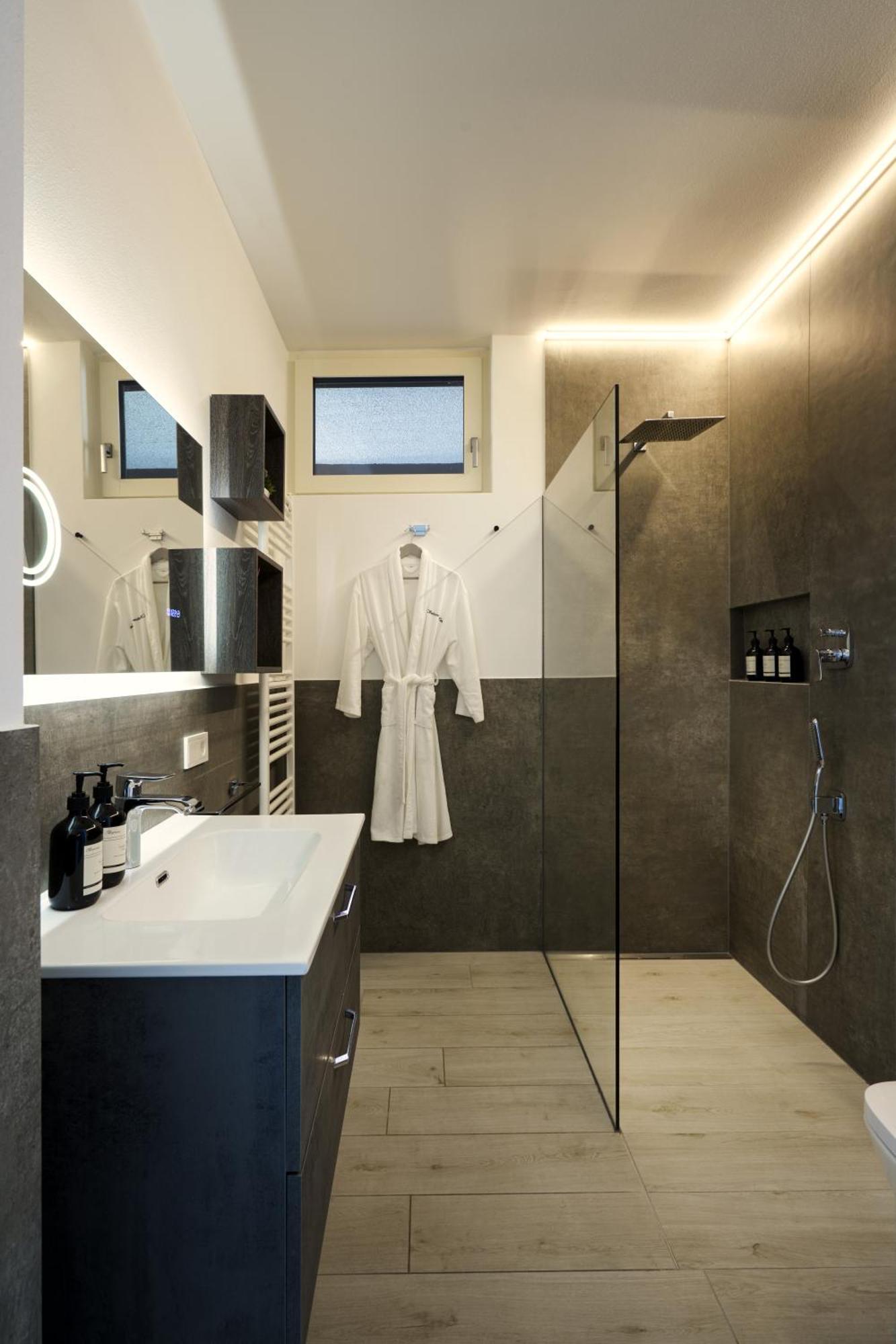 Salvatorehomes - Luxurious Dreamview Waterfront Apartment In Torri Del Benaco With Pool - Casa Azura - A 5 Star Luxury Collection At Lake Garda Екстериор снимка
