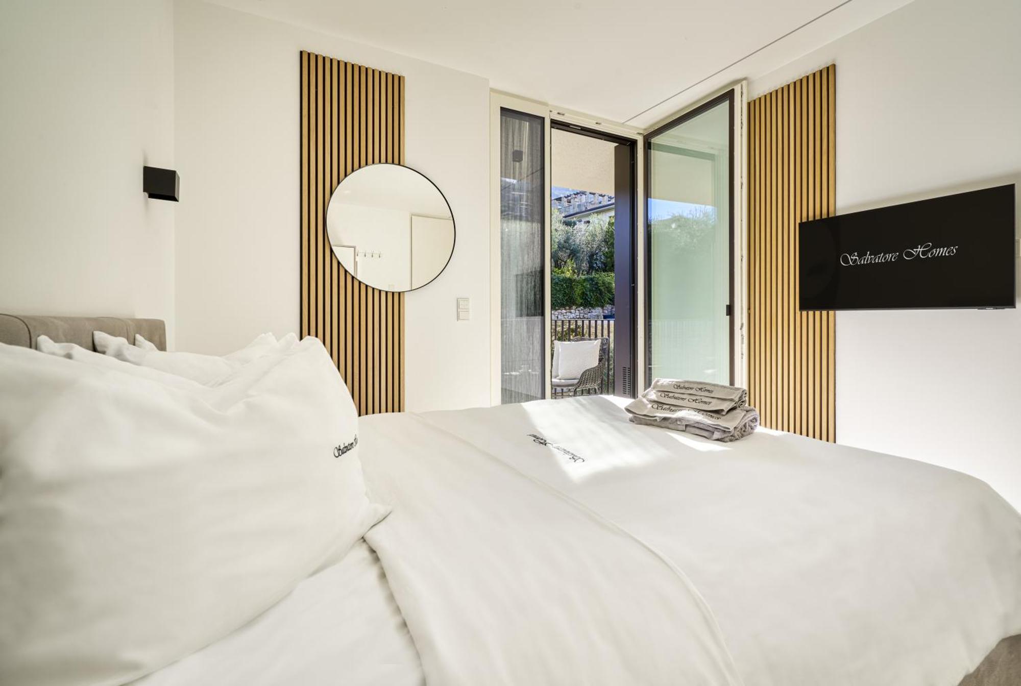 Salvatorehomes - Luxurious Dreamview Waterfront Apartment In Torri Del Benaco With Pool - Casa Azura - A 5 Star Luxury Collection At Lake Garda Екстериор снимка