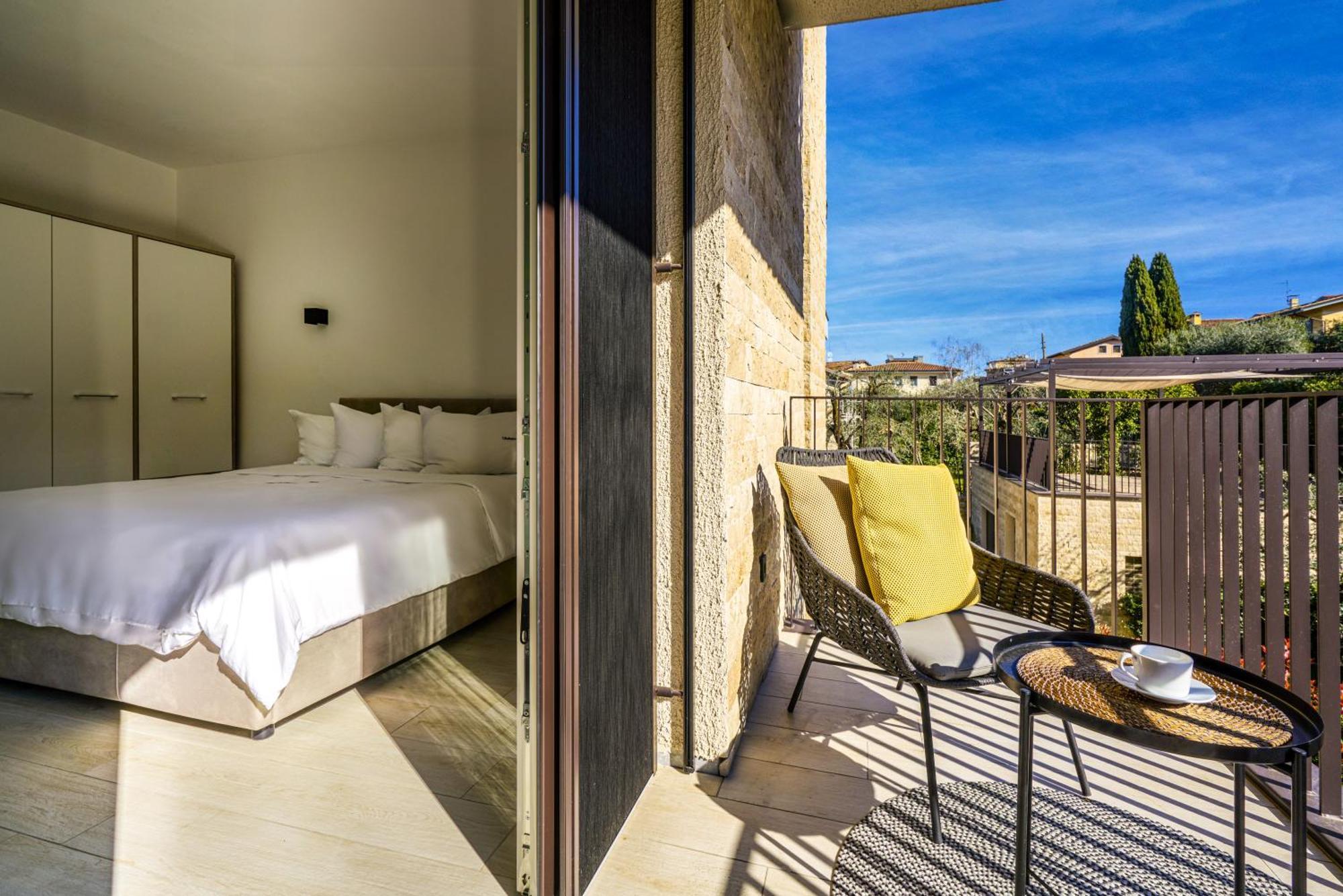 Salvatorehomes - Luxurious Dreamview Waterfront Apartment In Torri Del Benaco With Pool - Casa Azura - A 5 Star Luxury Collection At Lake Garda Екстериор снимка