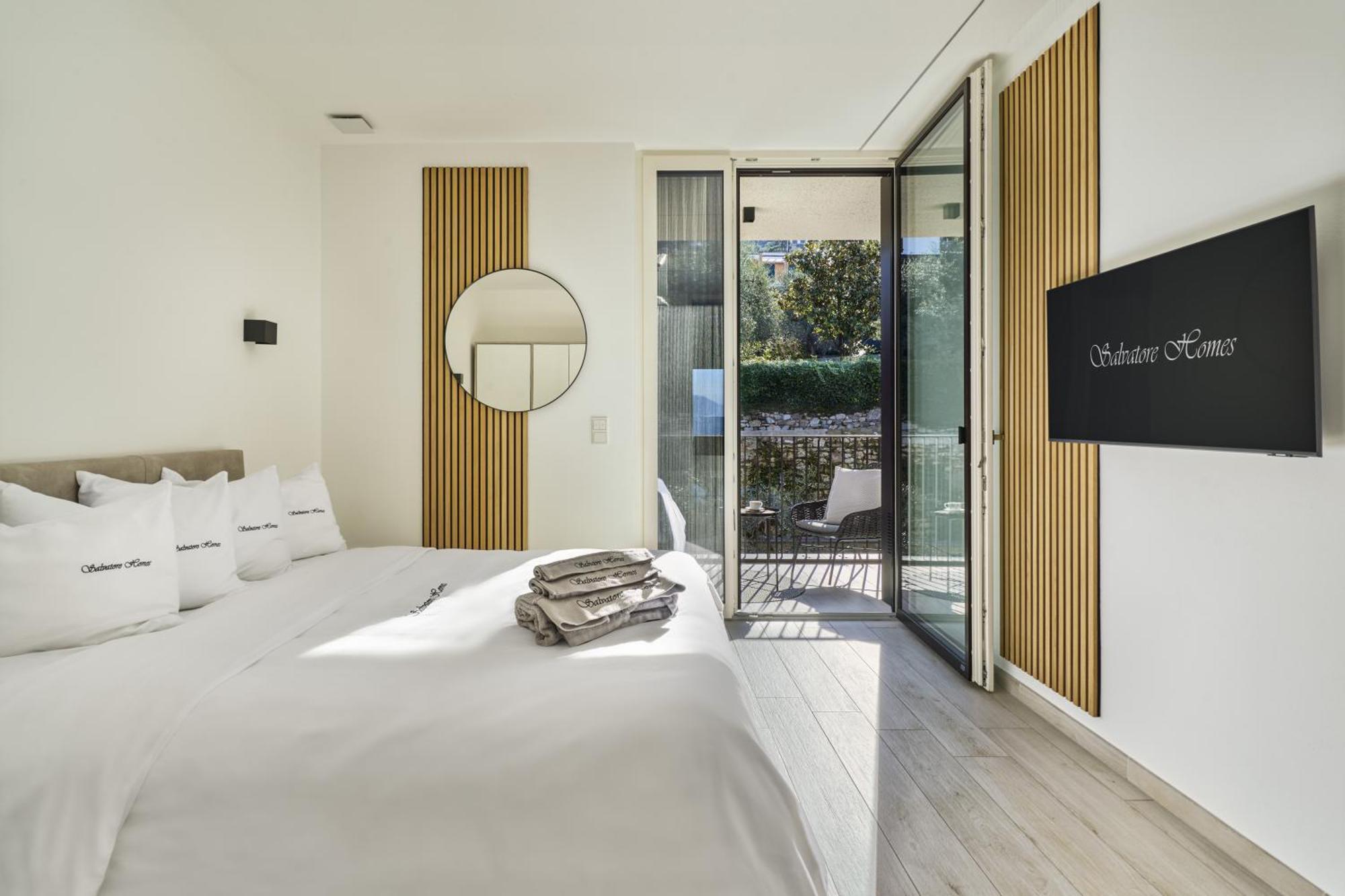 Salvatorehomes - Luxurious Dreamview Waterfront Apartment In Torri Del Benaco With Pool - Casa Azura - A 5 Star Luxury Collection At Lake Garda Екстериор снимка