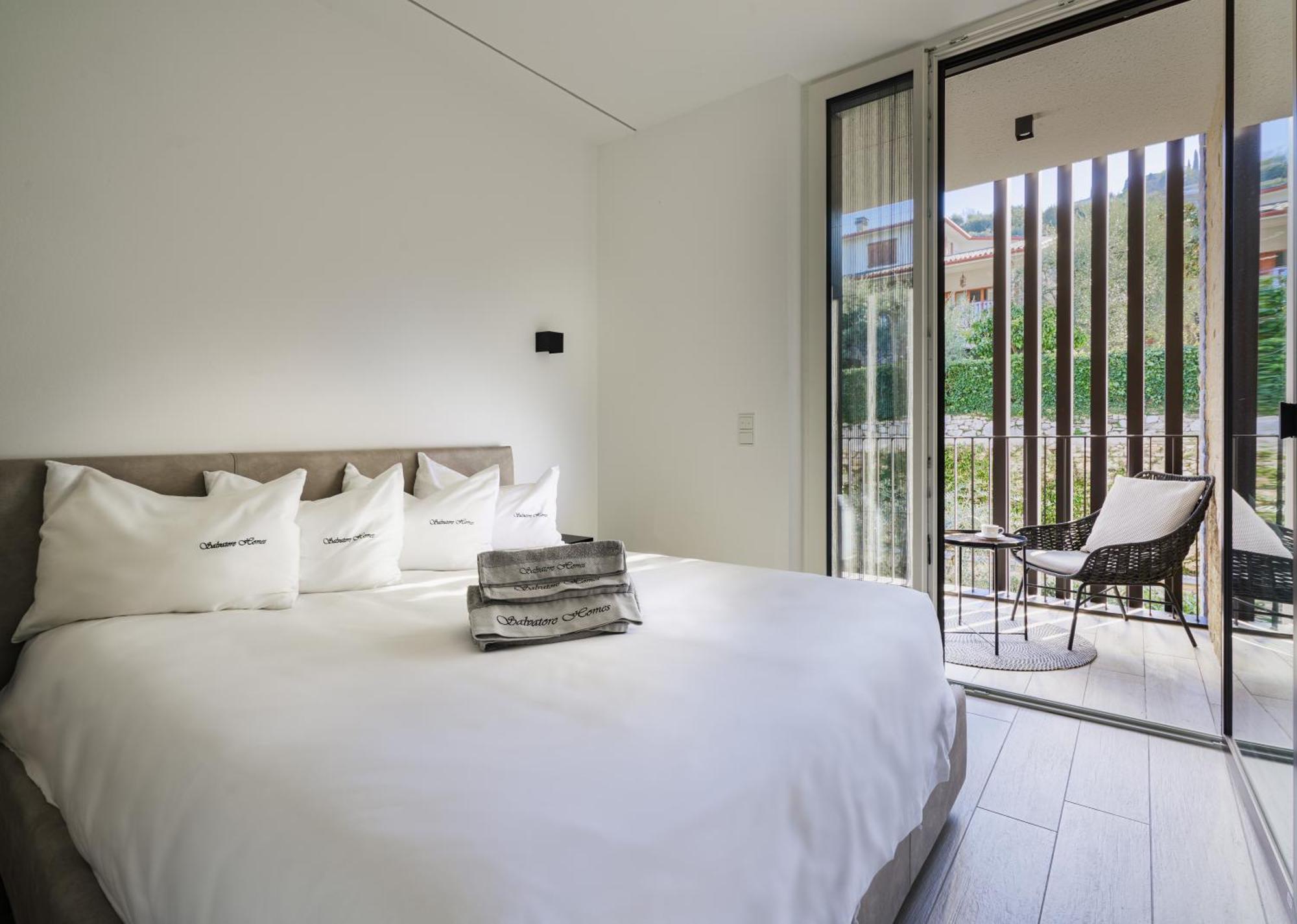 Salvatorehomes - Luxurious Dreamview Waterfront Apartment In Torri Del Benaco With Pool - Casa Azura - A 5 Star Luxury Collection At Lake Garda Екстериор снимка