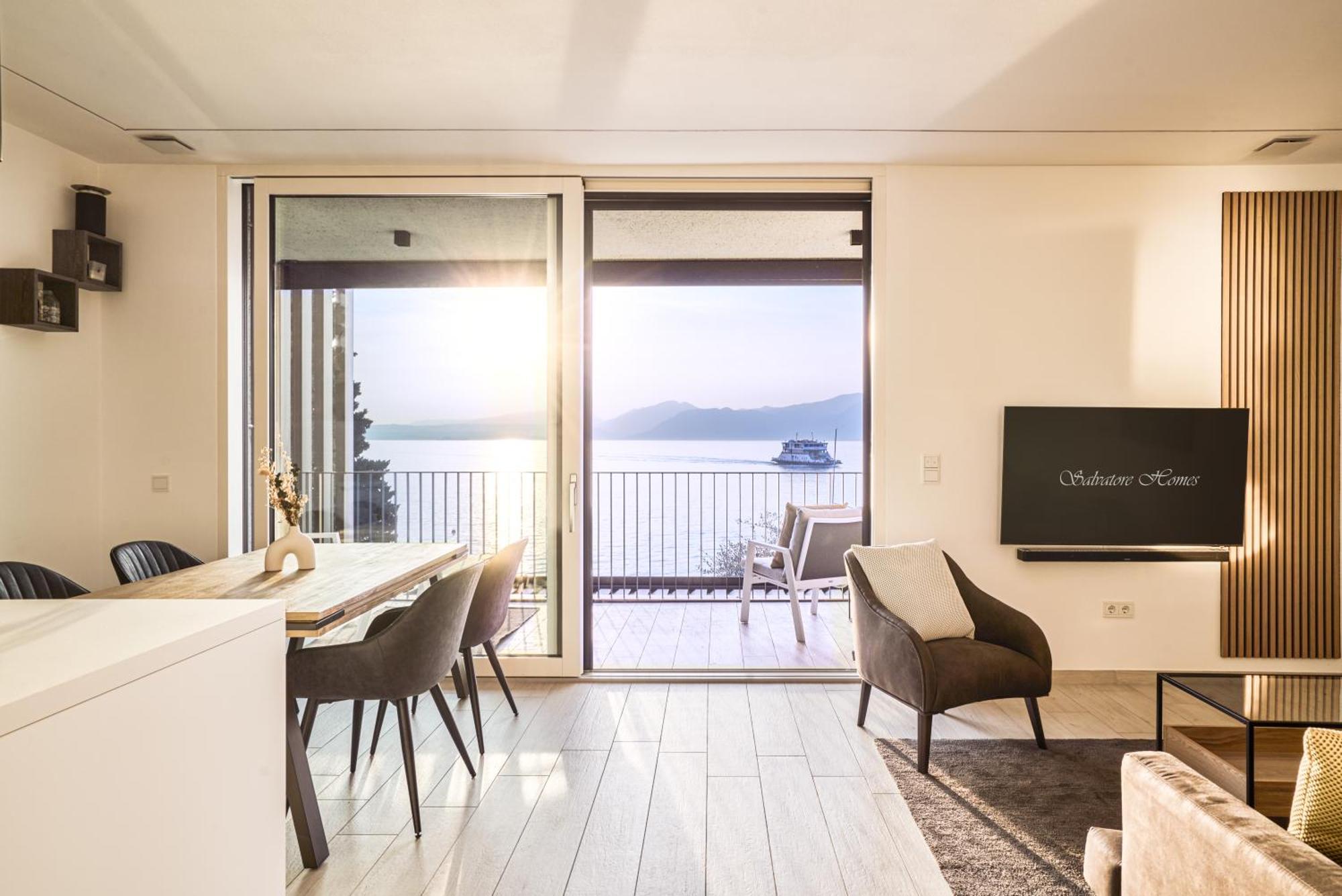 Salvatorehomes - Luxurious Dreamview Waterfront Apartment In Torri Del Benaco With Pool - Casa Azura - A 5 Star Luxury Collection At Lake Garda Екстериор снимка