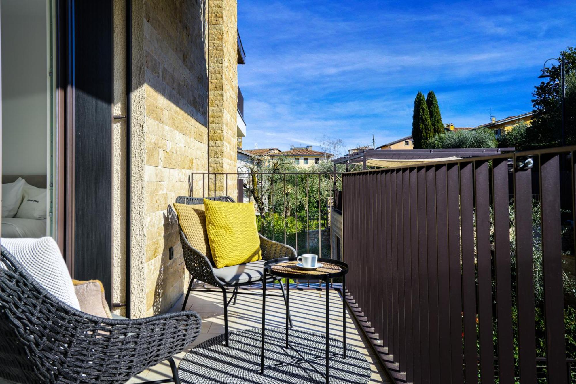 Salvatorehomes - Luxurious Dreamview Waterfront Apartment In Torri Del Benaco With Pool - Casa Azura - A 5 Star Luxury Collection At Lake Garda Екстериор снимка
