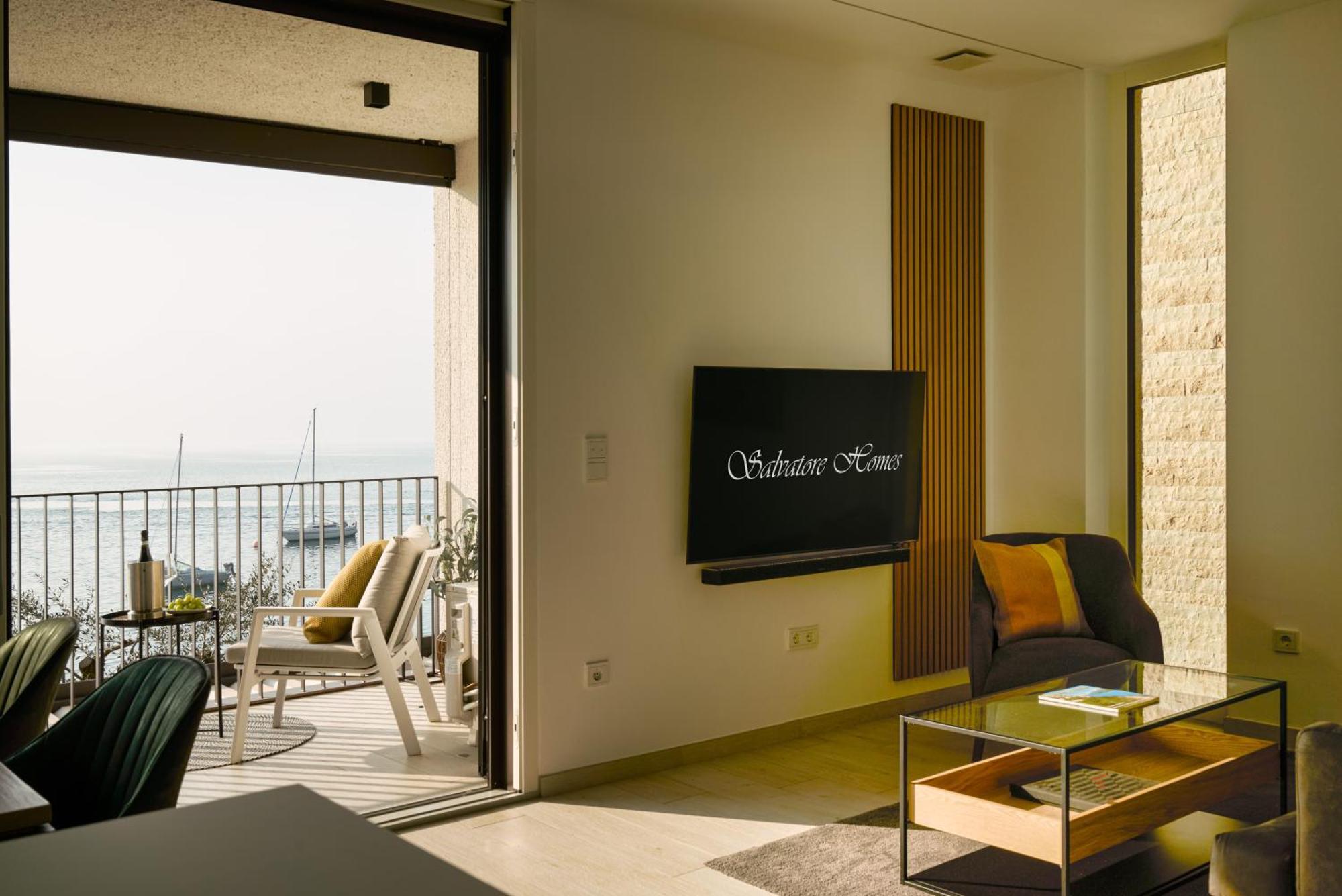 Salvatorehomes - Luxurious Dreamview Waterfront Apartment In Torri Del Benaco With Pool - Casa Azura - A 5 Star Luxury Collection At Lake Garda Екстериор снимка