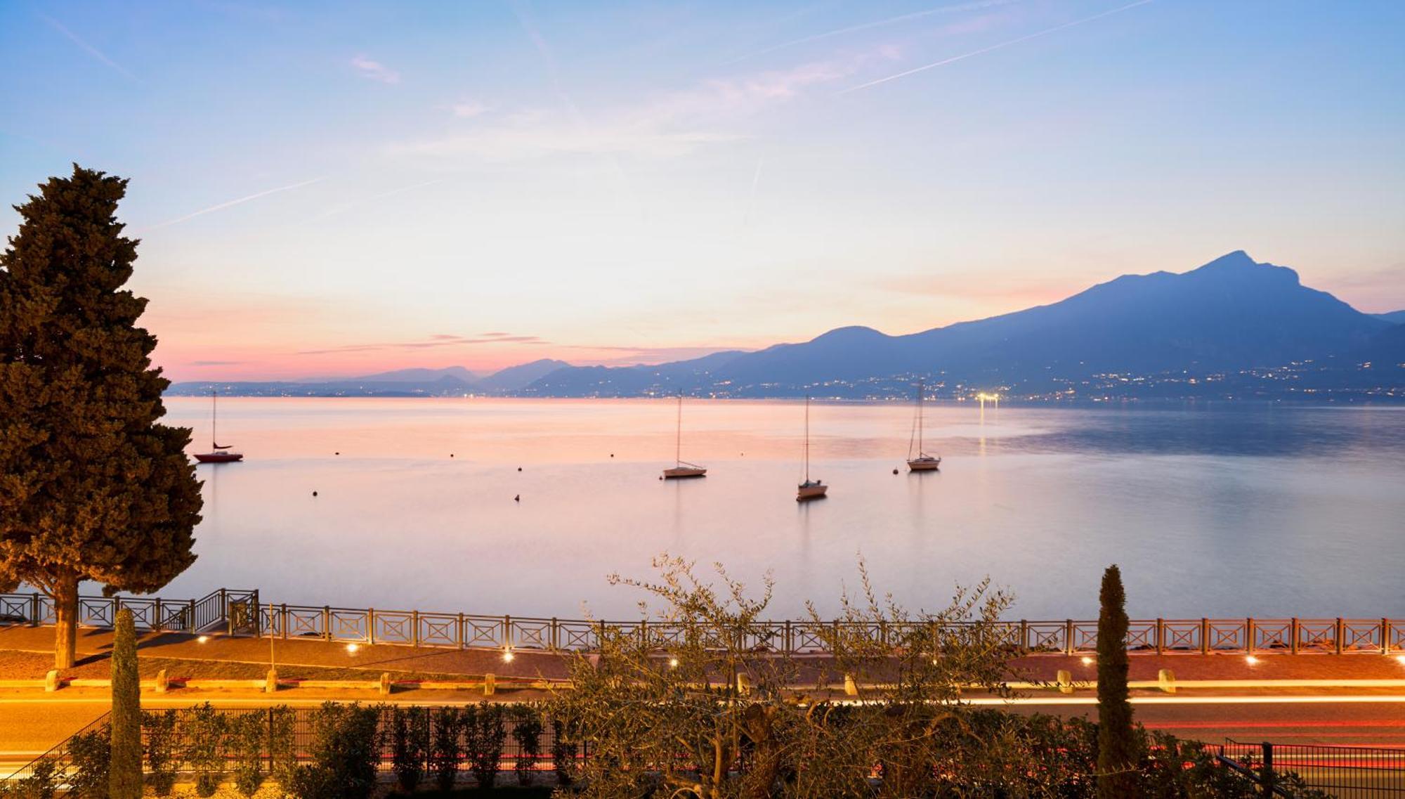 Salvatorehomes - Luxurious Dreamview Waterfront Apartment In Torri Del Benaco With Pool - Casa Azura - A 5 Star Luxury Collection At Lake Garda Екстериор снимка