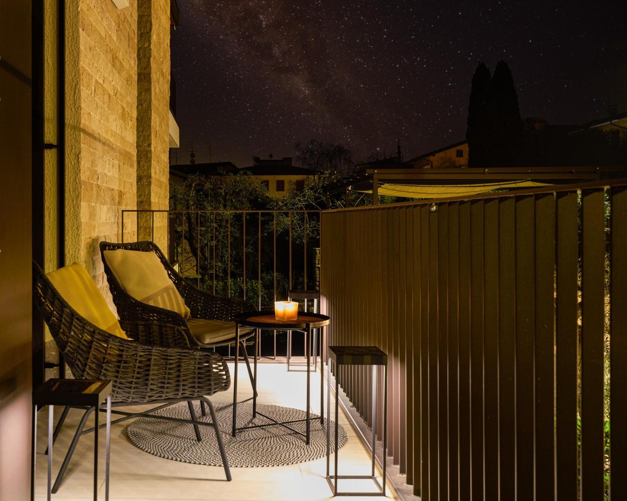 Salvatorehomes - Luxurious Dreamview Waterfront Apartment In Torri Del Benaco With Pool - Casa Azura - A 5 Star Luxury Collection At Lake Garda Екстериор снимка