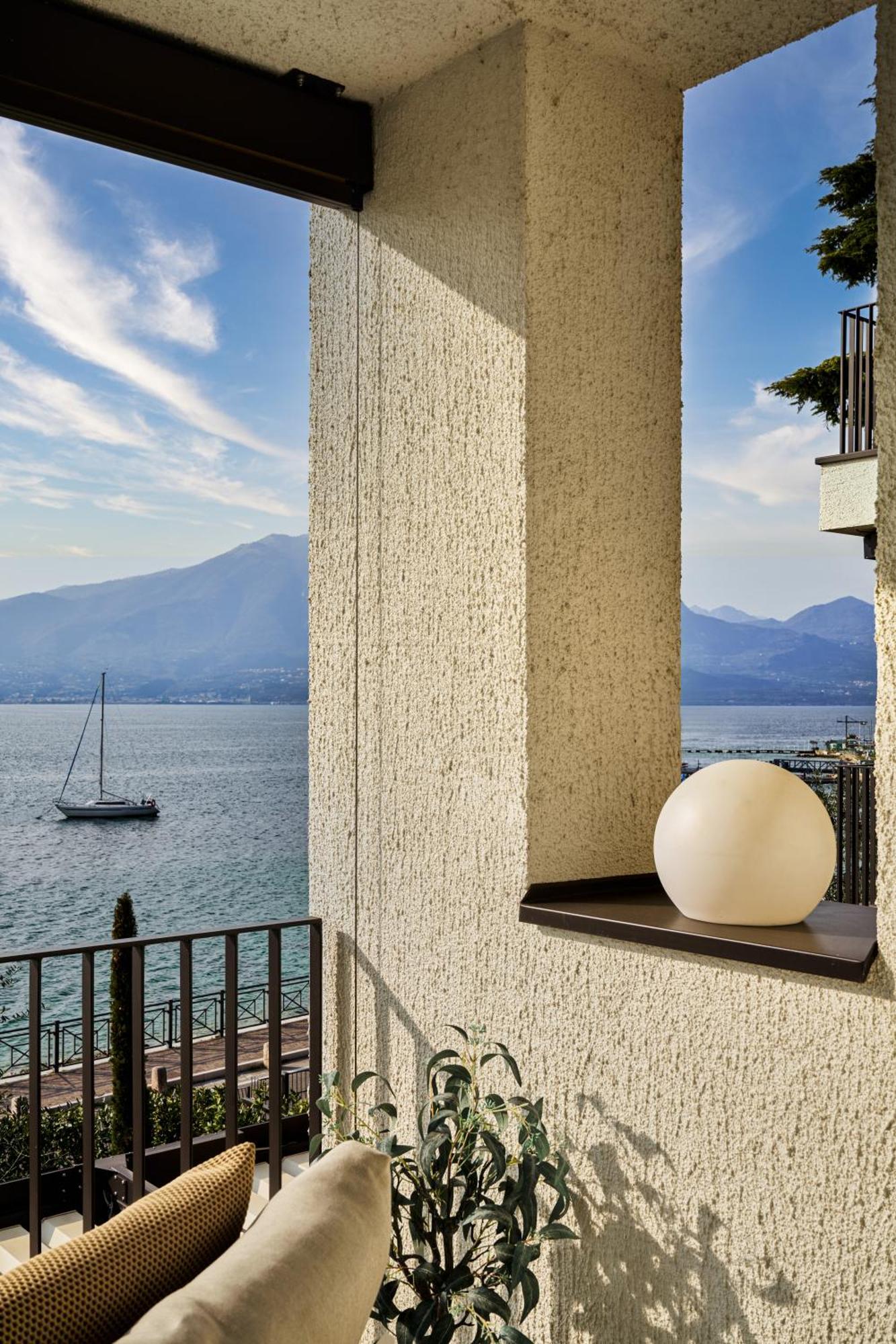 Salvatorehomes - Luxurious Dreamview Waterfront Apartment In Torri Del Benaco With Pool - Casa Azura - A 5 Star Luxury Collection At Lake Garda Екстериор снимка