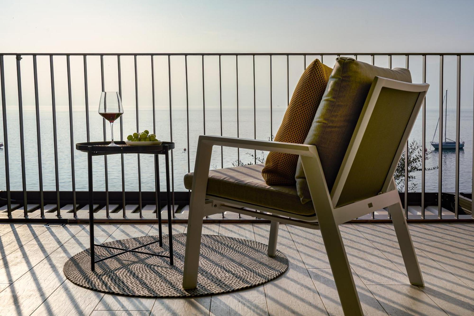 Salvatorehomes - Luxurious Dreamview Waterfront Apartment In Torri Del Benaco With Pool - Casa Azura - A 5 Star Luxury Collection At Lake Garda Екстериор снимка